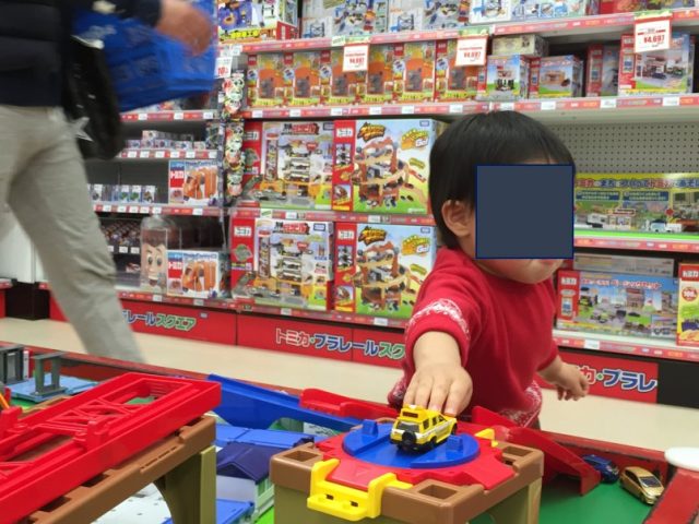 トイザラスで遊ぶ息子の写真