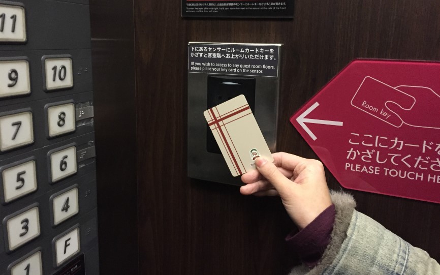 リッチモンドホテル浜松のエレベーターにカードキーをかざしている写真