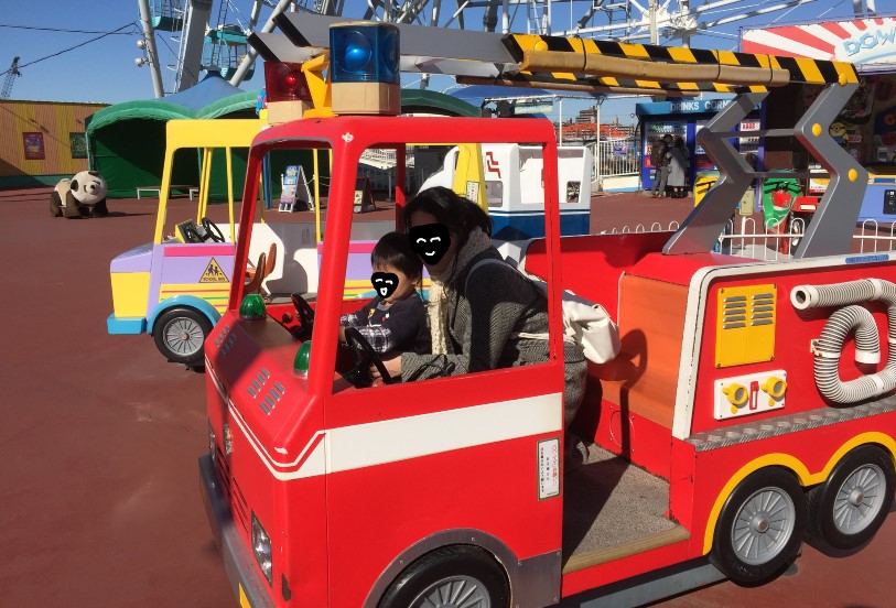 シートレインランドで子供が乗れる消防車の写真
