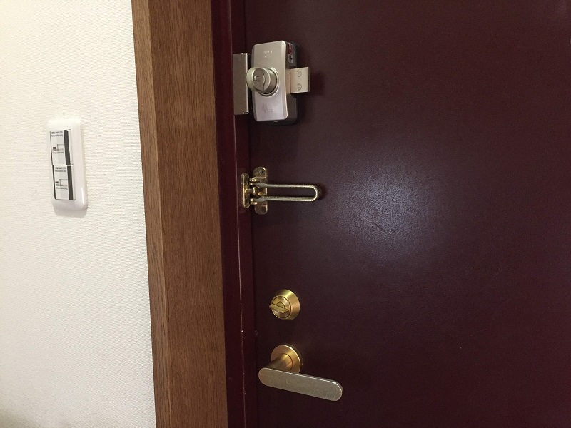玄関の鍵が2ヶ所ある写真